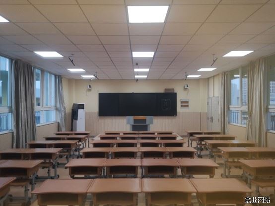 录播教室.jpg 录播教室.jpg